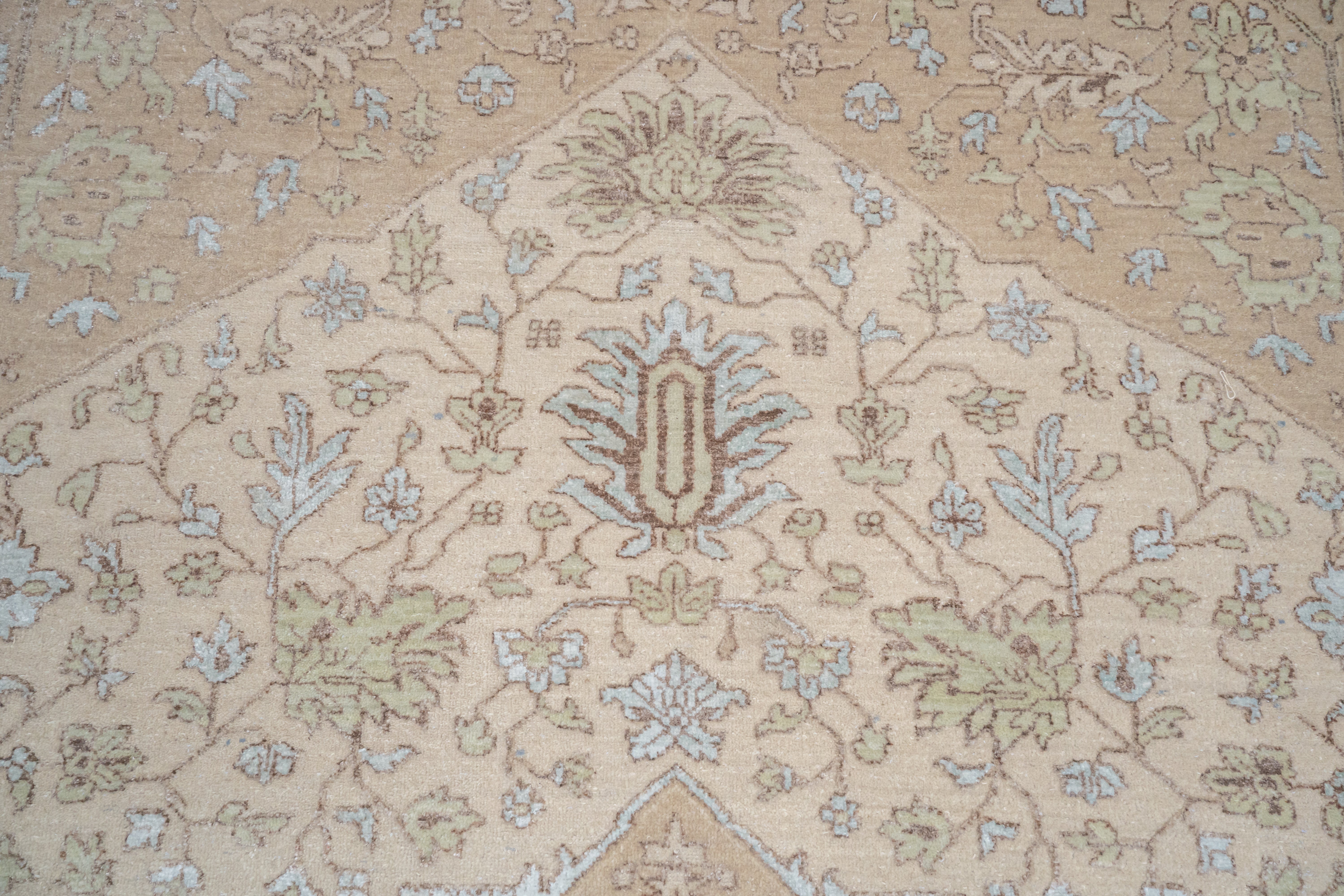 Handknotted Carpet DIA- 923 SERAPI,  Ivory, Beaver & Cool Grey